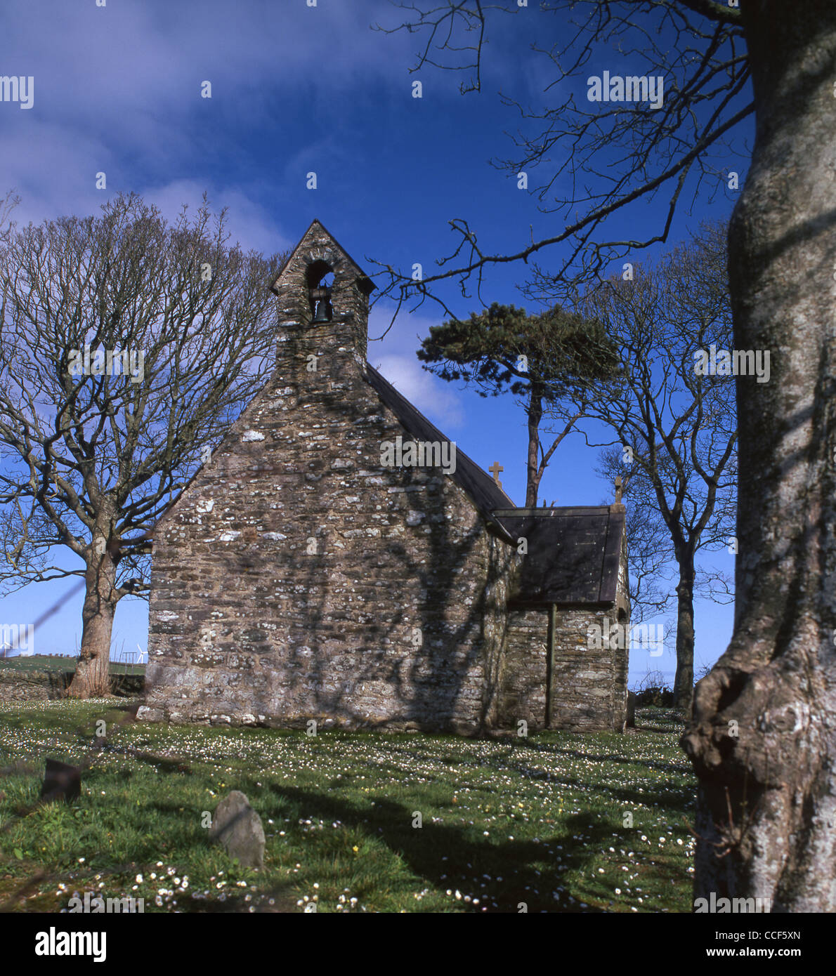 St Peirio Kirche Rhosbeirio kleinen stillgelegten mittelalterliche Dorfkirche im Norden Anglesey Landschaft North Wales UK Stockfoto