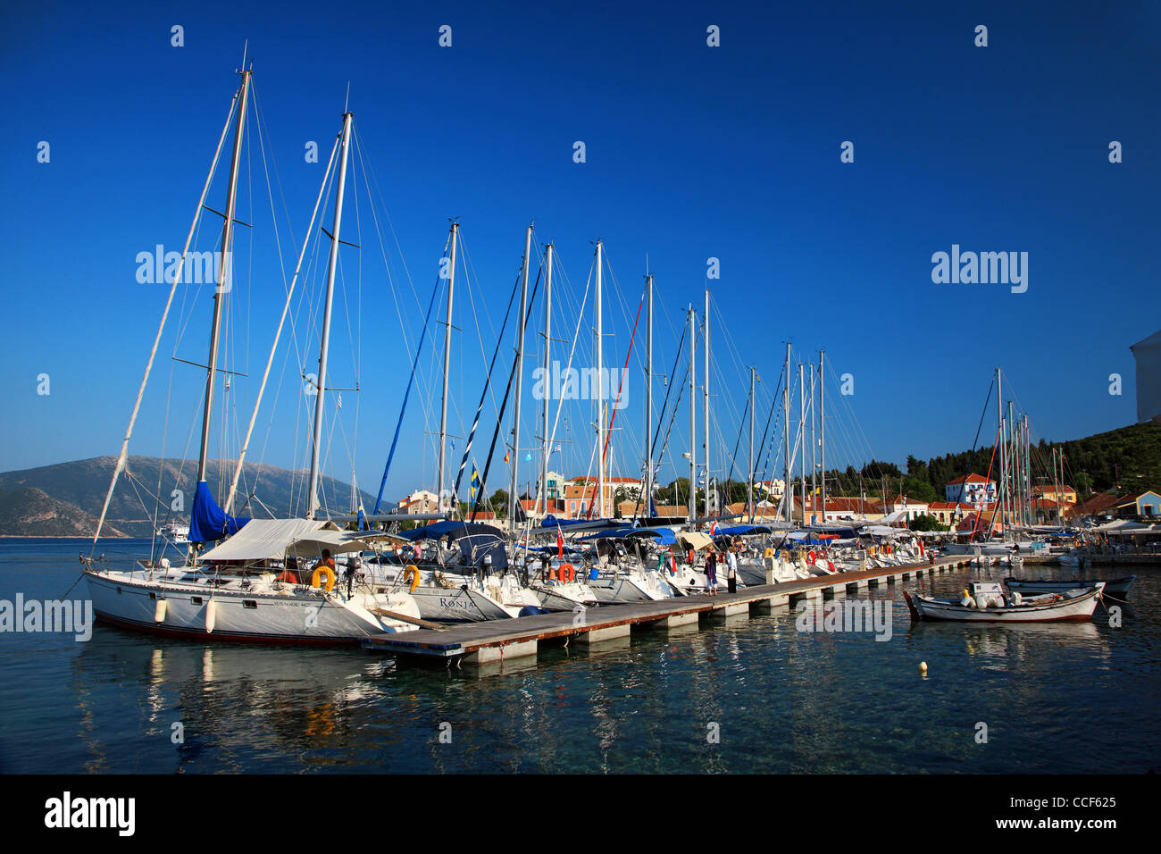 Yachten in den kleinen Yachthafen von Fiskardo Village, einem der schönsten der Insel Kefalonia, der Skipper Lieblings. Griechenland. Stockfoto