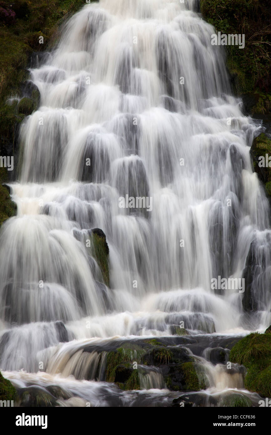 Wasserfall neben der Straße, südlich der Old Man of Storr, Isle Of Skye, Schottland Stockfoto