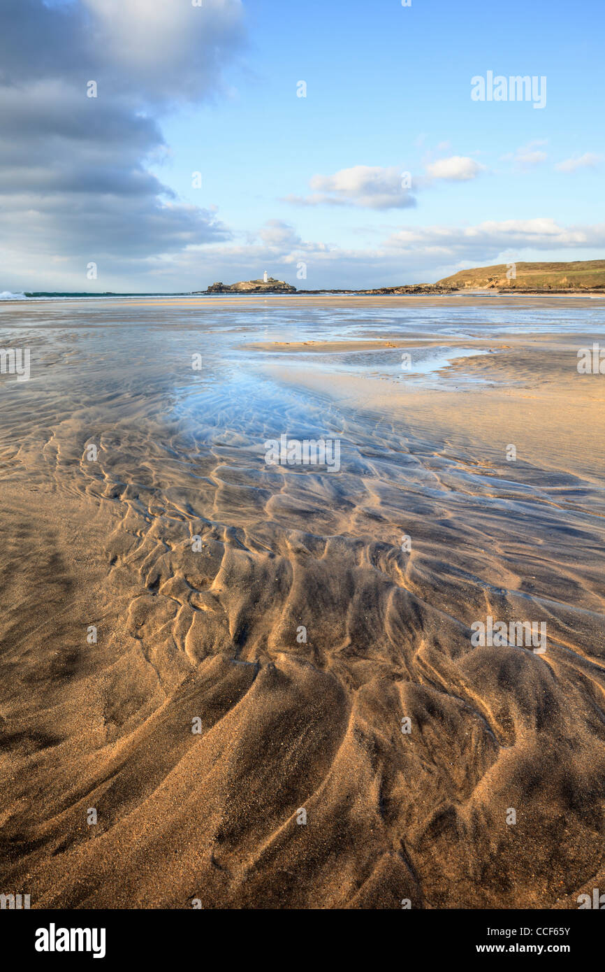 Sand führen am Strand von Godrevy in Cornwall den Blick auf den Leuchtturm und die Insel Stockfoto