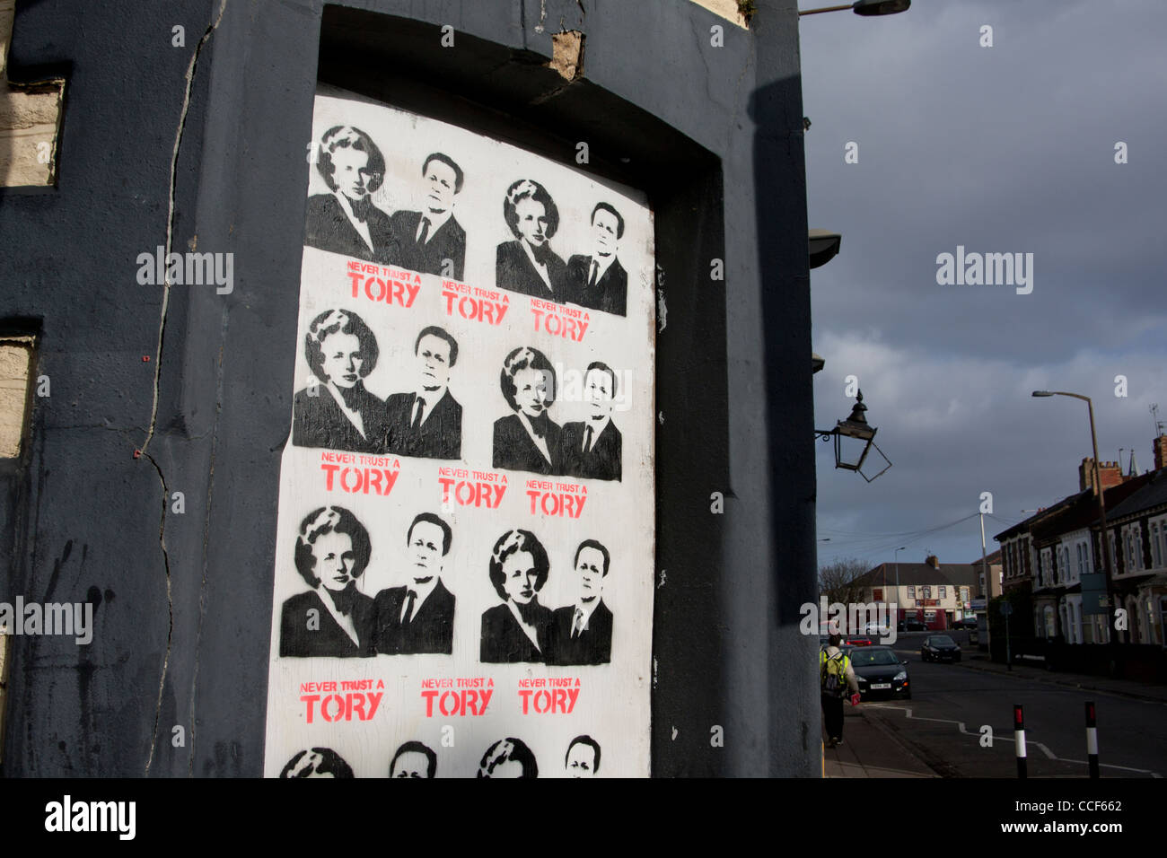 "Traue niemals einen Tory" Schablone Plakatkunst mit Premierminister Thatcher und Cameron auf vernagelten heruntergekommenen Pub Cardiff Wales UK Stockfoto