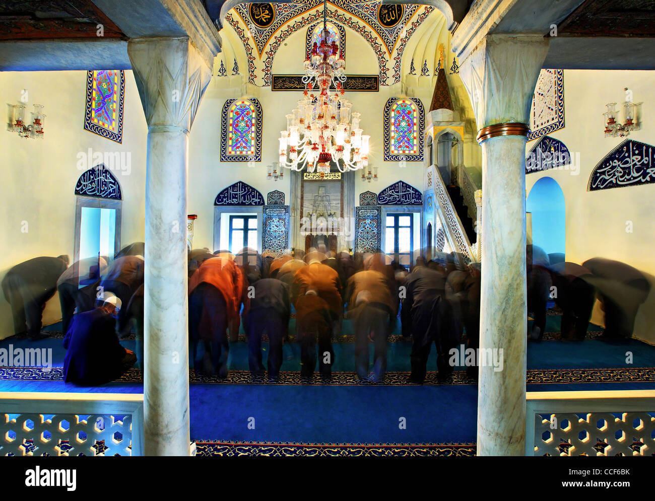 Griechische Muslime beten in Yeni Camii (das bedeutet "Neue Moschee"), Stadt Komotini, Präfektur Rodopi, Thrakien, Griechenland Stockfoto