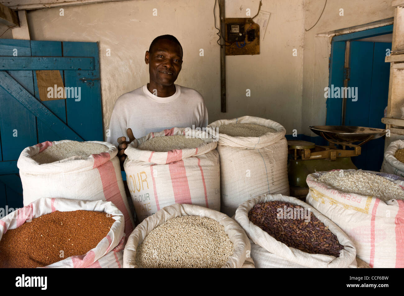 Ein Mann verkauft, Reis und Hülsenfrüchte in Moshi Kilimanjaro-Region Tansania Stockfoto