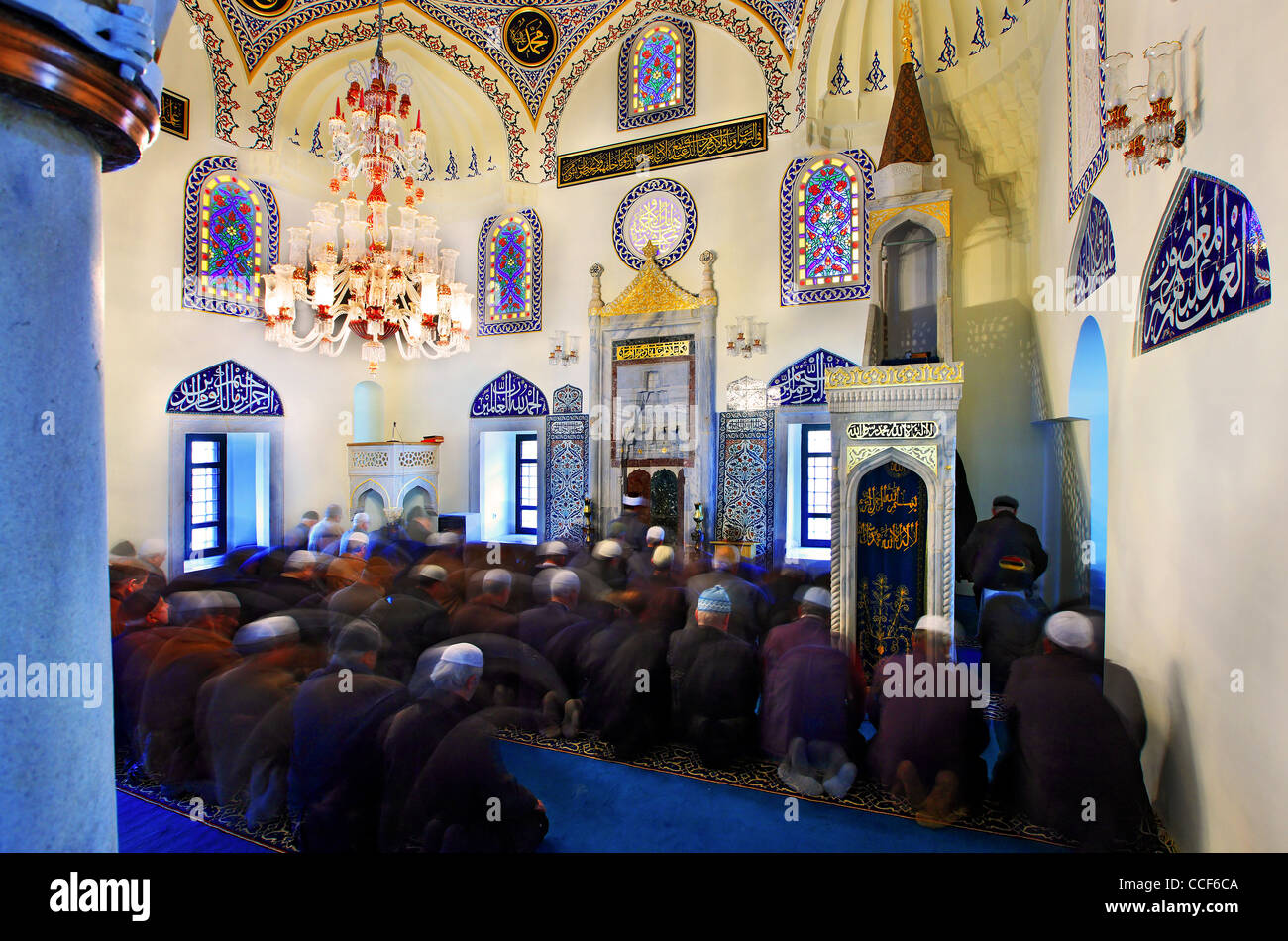 Griechische Muslime beten in Yeni Camii (das bedeutet "Neue Moschee"), Stadt Komotini, Präfektur Rodopi, Thrakien, Griechenland Stockfoto