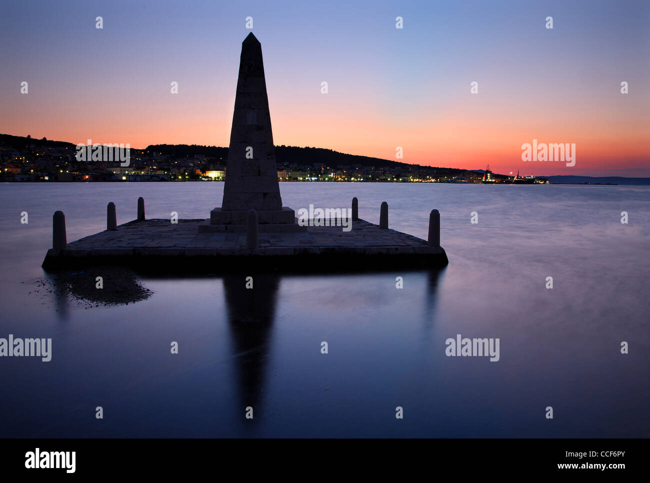 Argostoli-Stadt, Hauptstadt der Insel Kefalonia und der so genannten britischen Obelisk in Front. Stockfoto