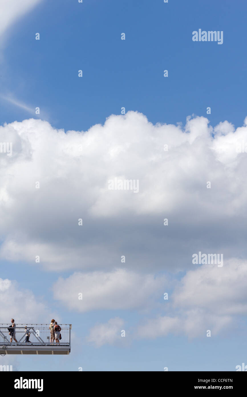 Touristen auf der Aussichtsplattform über dem Meer, in der Ortschaft Trzęsacz. Stockfoto