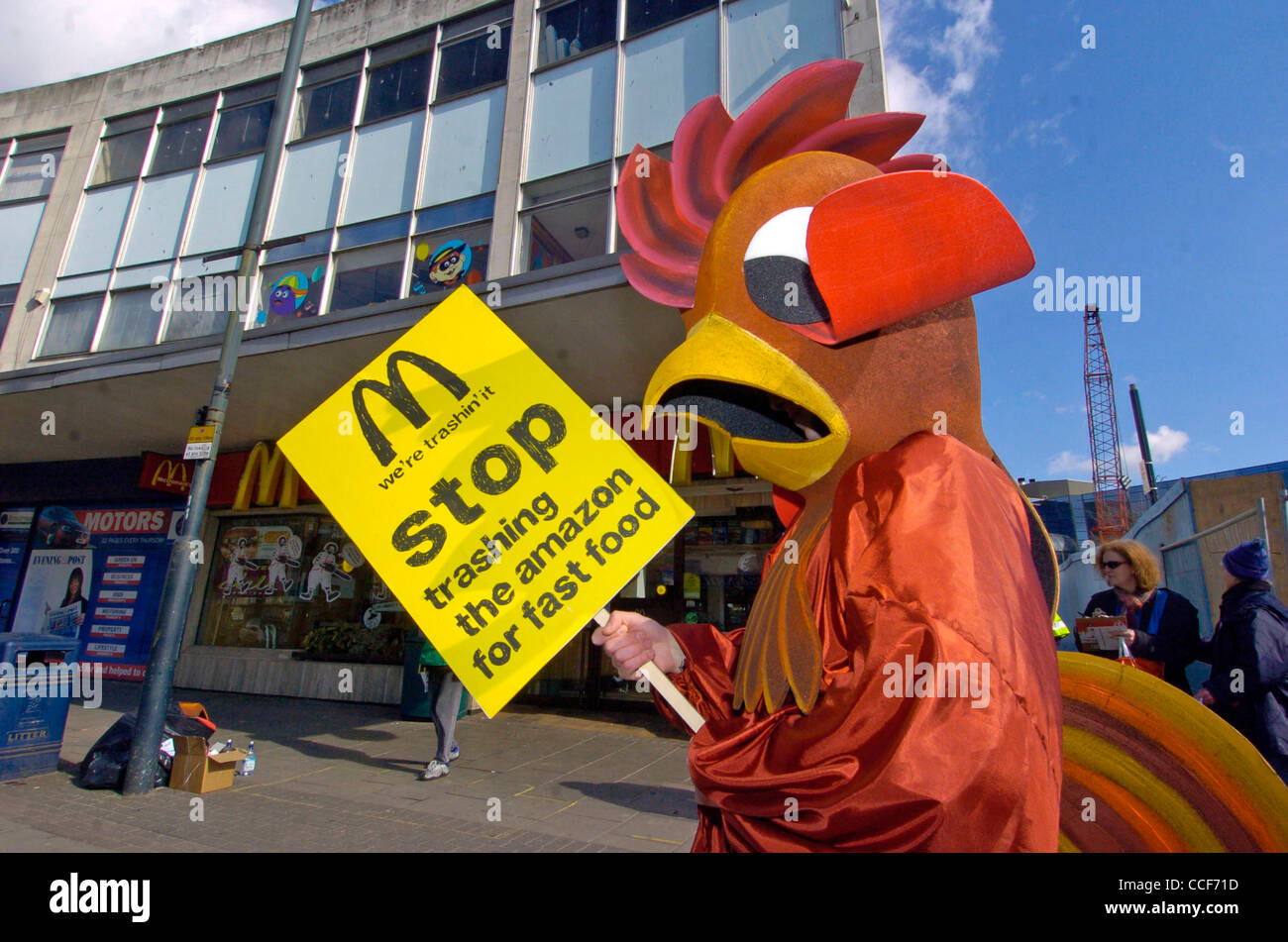 Greenpeace-Protest in einem Mc Donalds Restaurant in Bristol über die Entwaldung. Stockfoto