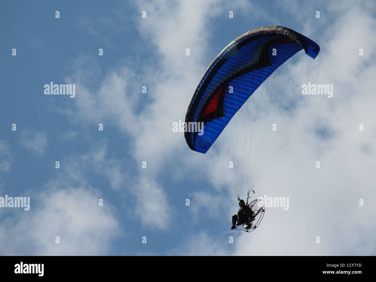 Mann, Paragliding oder Para-Autofahren im Himmel Stockfoto