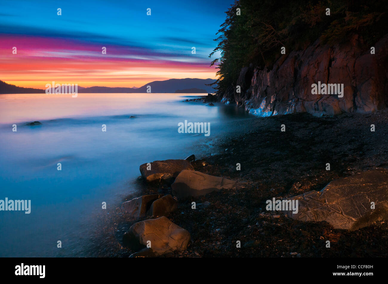 Sonnenuntergang an der Küste von Sitka, Alaska Stockfoto