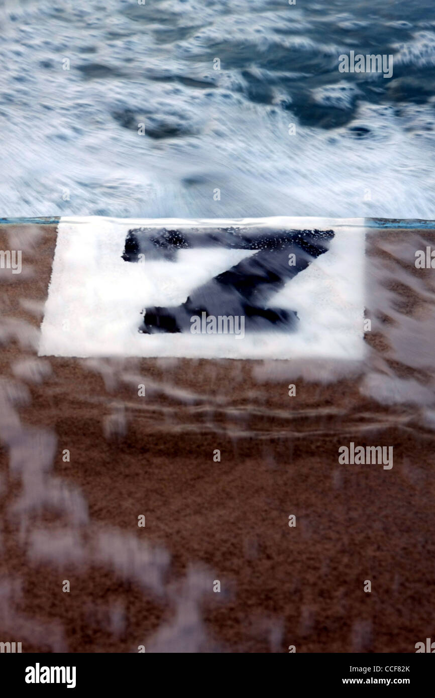 Wasser läuft über die Zahl 7 in einem Schwimmbad. Stockfoto