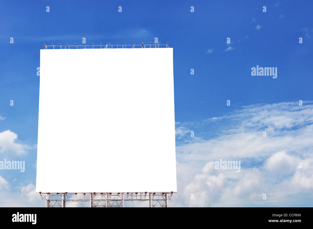 leeren Plakatwand mit blauem Himmel Hintergründe. Stockfoto