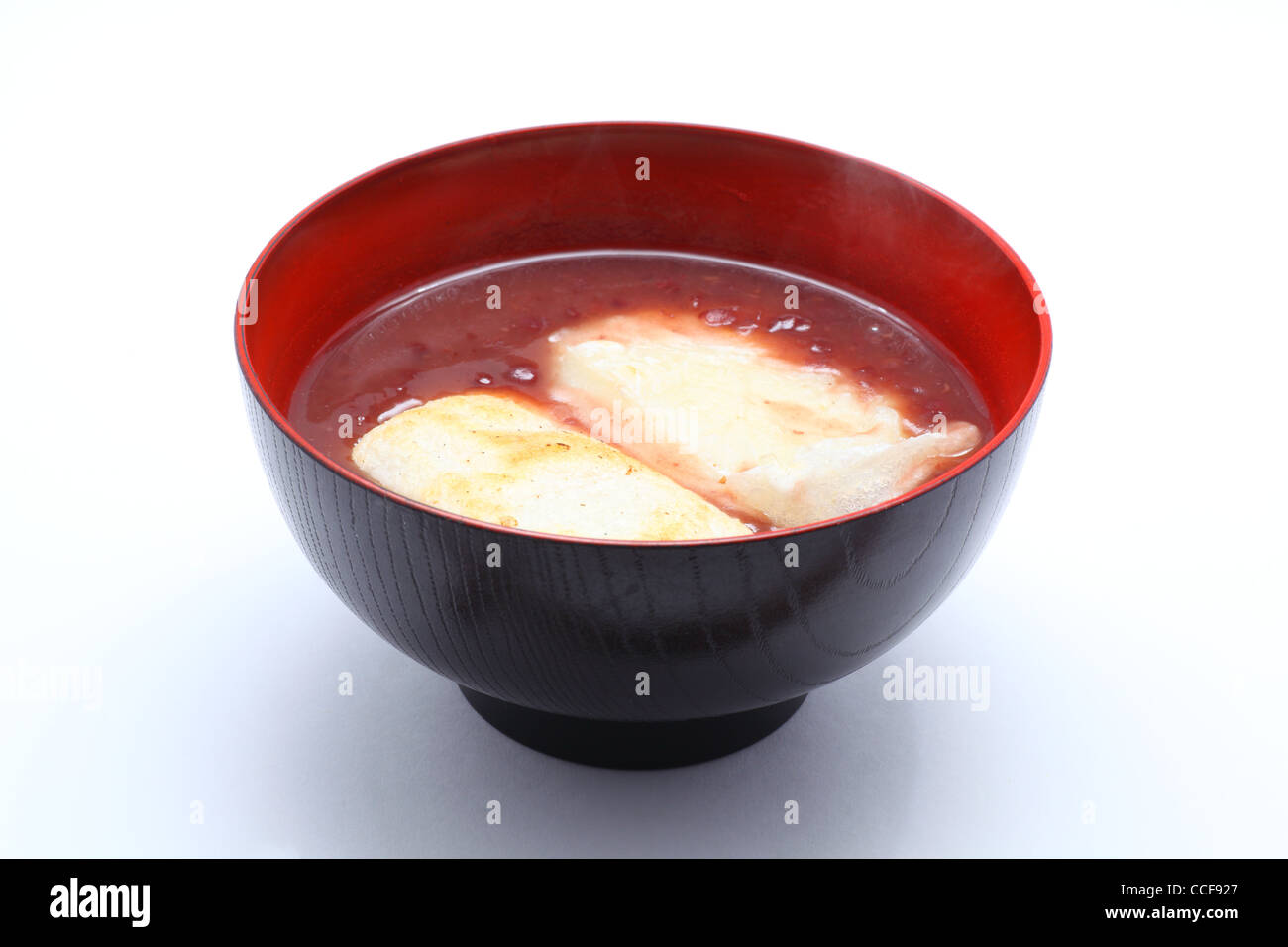 Japanische Reiskuchen mit süßen roten Bohnensuppe, benannt Oshiruko Stockfoto