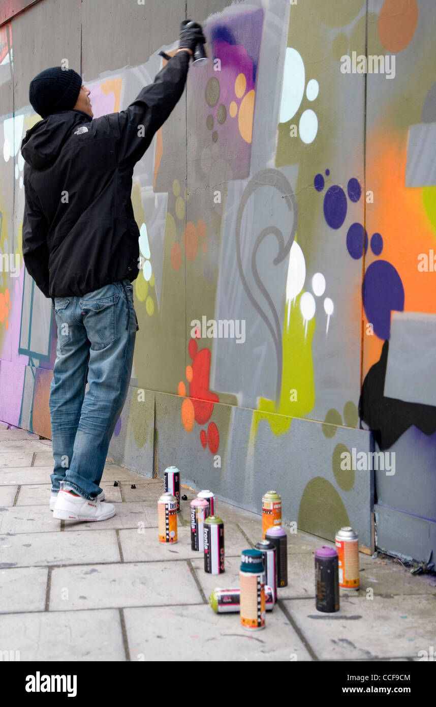 Graffiti-Künstler bei der Arbeit Stockfoto