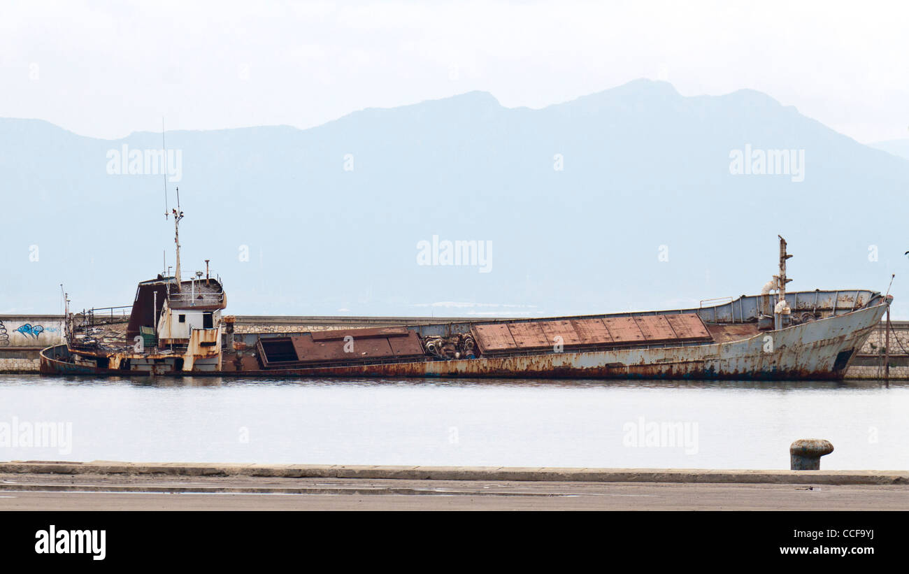 Altes Wrack Hafen von Cagliari, Italien Stockfoto