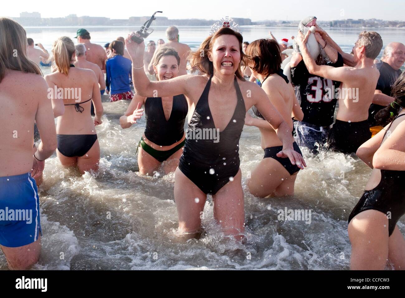 1. Januar 2011 - Boston, Massachusetts, USA - The 2011 L Street Brownie Schwimmen brachte die größte Menschenmenge, mit mehr als 700 Schwimmer und etwa 2.000 Zuschauer. Die große Menschenmenge war das Wetter mit der Lufttemperatur bei 54 Grad zur Zeit von 10:00 schwimmen zugeschrieben. Das Wasser, howeve Stockfoto