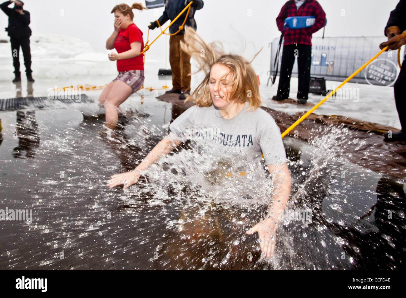 1. Januar 2011 - Ottawa, Ontario, Kanada - erlebt der jährliche New Years Day Polar Bear Dip in Ottawa, Ont, etwas wärmer als übliches Wetter. Die Temperaturen erreichten + 7 wie viele Schwimmer noch dem kalten Wasser für einen guten Zweck trotzten. (Kredit-Bild: © Leon Switzer/Southcreek Global/ZUMAPRESS.com) Stockfoto