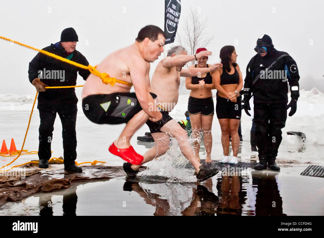 1. Januar 2011 - Ottawa, Ontario, Kanada - erlebt der jährliche New Years Day Polar Bear Dip in Ottawa, Ont, etwas wärmer als übliches Wetter. Die Temperaturen erreichten + 7 wie viele Schwimmer noch dem kalten Wasser für einen guten Zweck trotzten. (Kredit-Bild: © Leon Switzer/Southcreek Global/ZUMAPRESS.com) Stockfoto