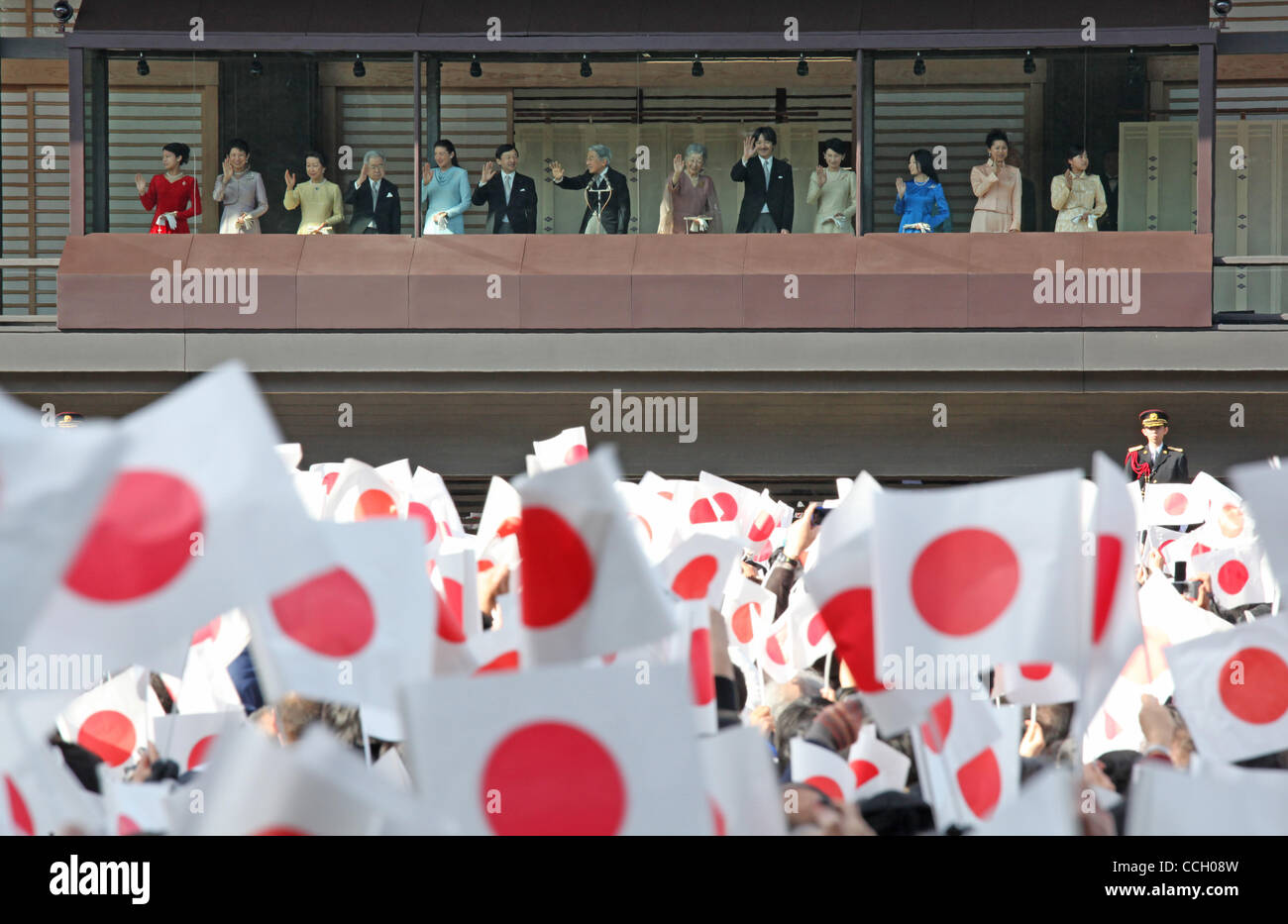 2. Januar 2011 - Tokyo, Japan - (von 5 L bis 4R) versammelten japanischen Kronprinzessin MASAKO, Kronprinz NARUHITO, Kaiser AKIHITO, Kaiserin MICHIKO, Prinz AKISHINO und seine Frau Prinzessin KIKO und andere Mitglieder der kaiserlichen Familie Welle an Gratulanten in der Hofburg, das neue Jahr zu feiern. ( Stockfoto