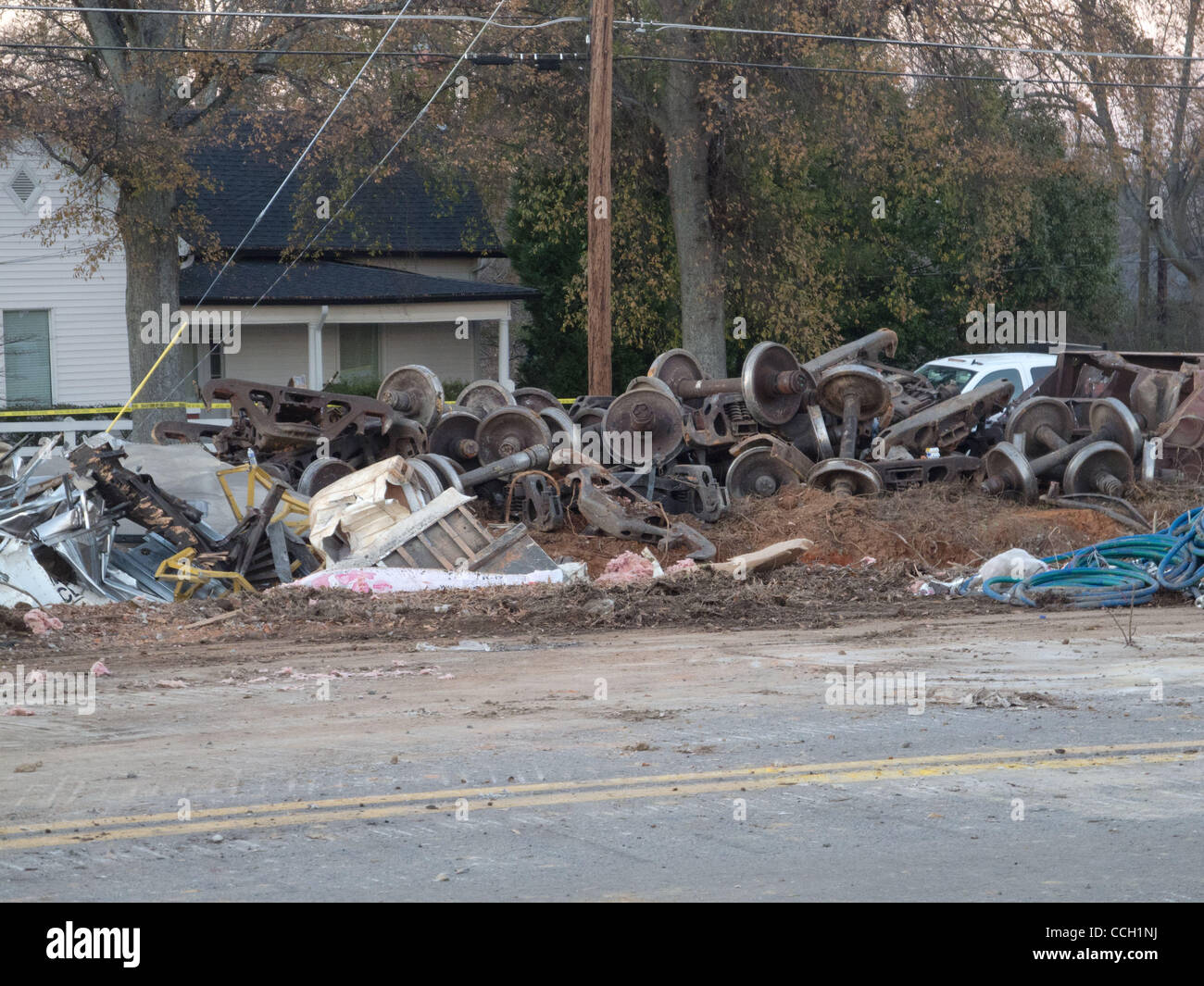 4. Januar 2011 - Douglasville, Georgia, USA - Clean-Up Arbeiten Mannschaften um Schienenfahrzeuge und Schutt in der Innenstadt von Douglasville, Georgia zu entfernen, nachdem ein Norfolk Southern Train hier um 01:00 am Dienstag, 4. Januar 2011 entgleist. Elf der 28 Waggons tragen Fracht hinterließen Spuren am frühen Morgen. Die Schiene Stockfoto