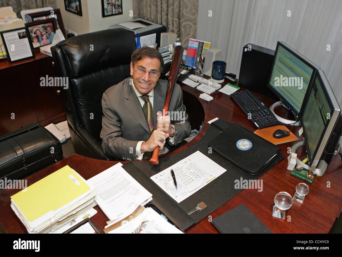 20. Dezember 2010 - Los Angeles, Kalifornien, USA - DENNIS GILBERT ist ein Baseball Exekutive und Versicherungs-Agent. (Kredit-Bild: © Ringo Chiu/ZUMAPRESS.com) Stockfoto