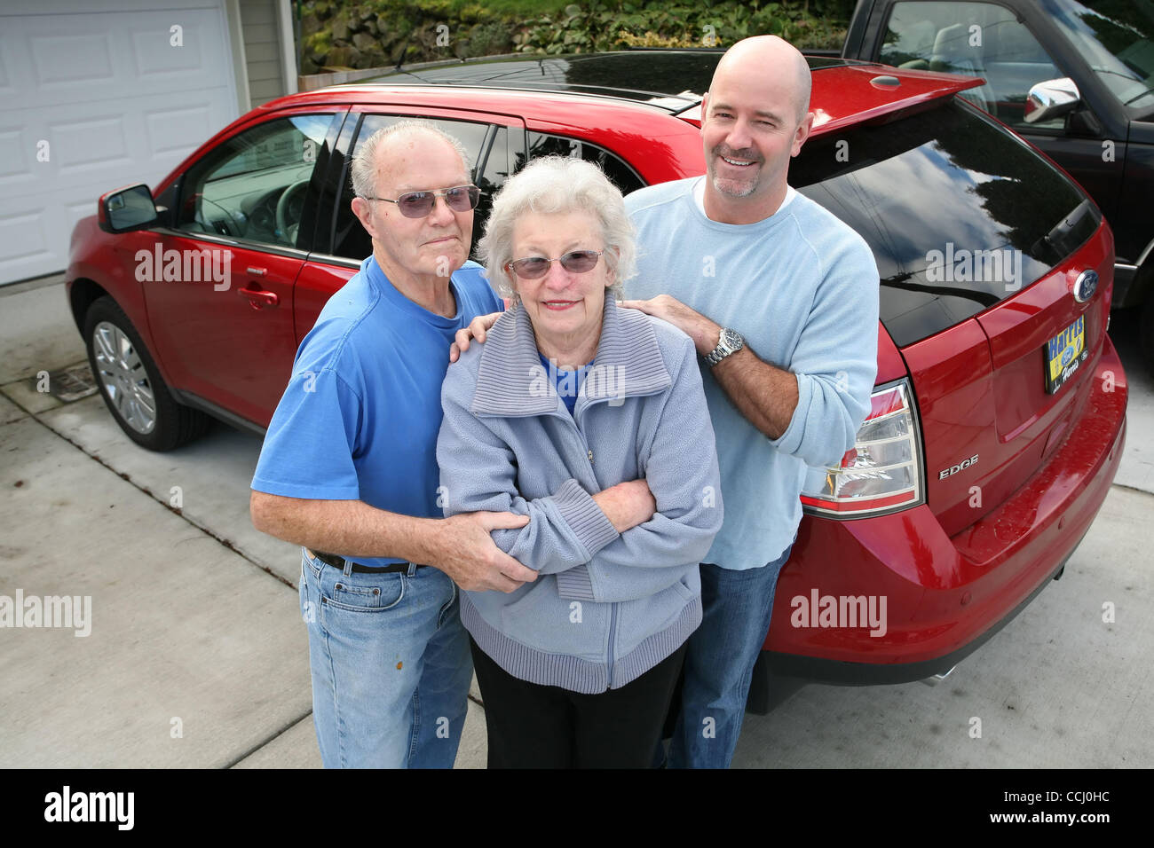 22. Dezember 2010 gerettet - Everett, Washington, USA - Krabbe Boot Skipper JON FORSYTHE seine Eltern von einer wässrigen Grab, Sekunden bevor ihre van in 20 Fuß Wasser aus den Docks in Everett, Washington sank. Jons Vater hatte einen falschen Weg eingeschlagen und eine Bootsrampe in den eisigen Gewässern unwissentlich getrieben Stockfoto