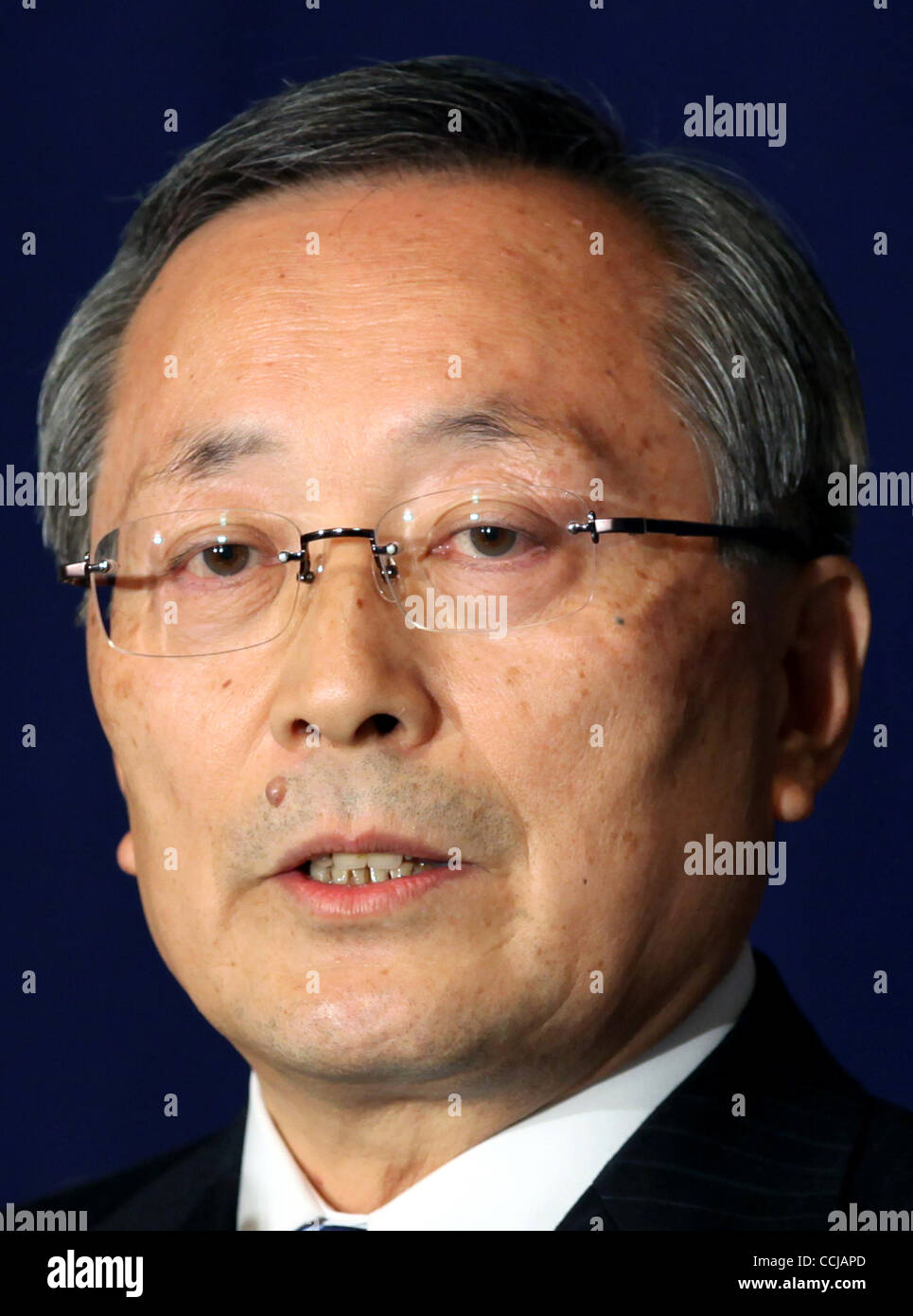 6. Dezember 2010 - Tokyo, Japan - Präsident und CEO von Mazda Motor Corporation TAKASHI YAMANOUCHI spricht während einer Pressekonferenz in der Foreign Correspondents' Club in Tokyo, Japan. Er spricht über die Herausforderungen und Chancen als einer der größten japanischen Automobilhersteller. (Bild Kredit: Stockfoto