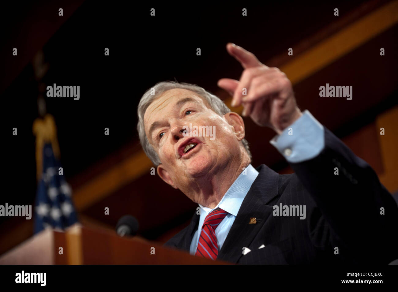 15. Dezember 2010 spricht der neuen START-Vertrag - Washington, District Of Columbia, US - Senator KIT BOND (R -MO) zu den Reportern. Der Senat stimmte am Mittwoch um Berücksichtigung der lange festgefahrenen neuen START strategischen Kernwaffen-Vertrag zwischen Russland und den Vereinigten Staaten zu beginnen. (Kredit-Bild: © Pet Stockfoto