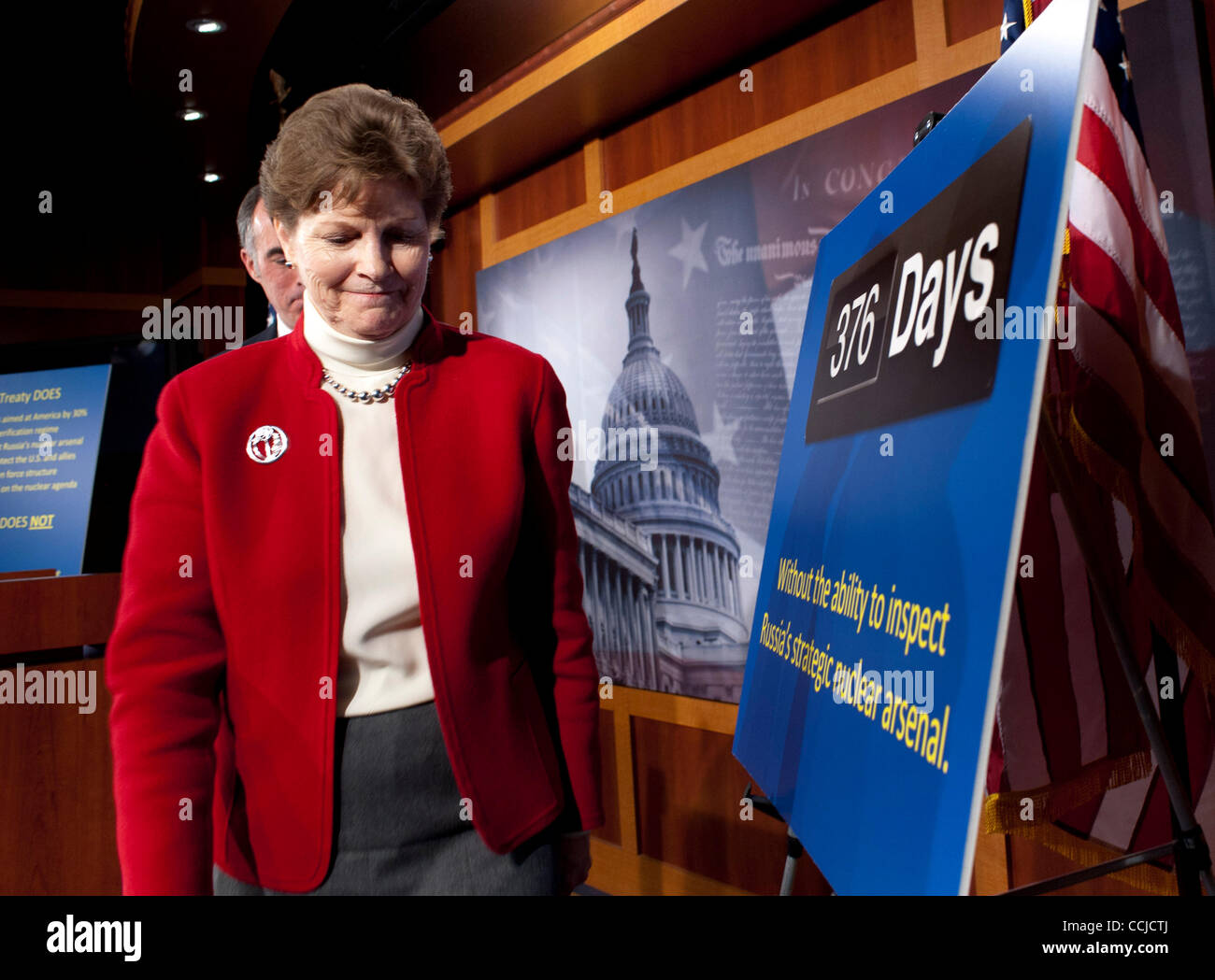 16. Dezember 2010 - Washington, District Of Columbia, US - Senator JEANNE SHAHEEN (D -NH verlässt eine Pressekonferenz nach der Erörterung der '' Bedeutung der Ratifizierung der neuen Strategic Arms Reduction Treaty (START-Vertrag) jetzt und Argumente für seine Verspätung zu widerlegen. (Bild Kredit: Pete Marovich/ZUMAPRESS.com ©) Stockfoto