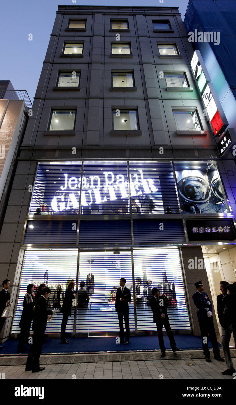 17. Dezember 2010 in Tokyo, Japan - Tokyo, Japan - Überblick über das äußere Erscheinungsbild des Jean-Paul GAULTIER Ginza aufbewahren. Gaultier die weltweit erste Filiale mit dem neuen Konzept der freien Weltraum wird am 18. Dezember geöffnet. (Kredit-Bild: © Shugo Takemi/Jana Press/ZUMAPRESS.com) Stockfoto