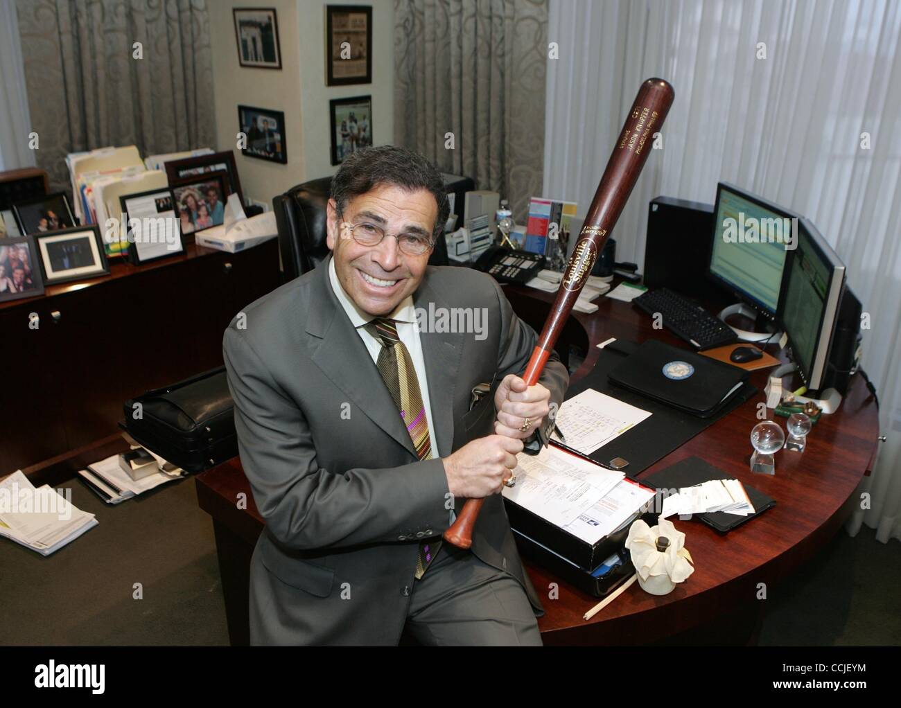 20. Dezember 2010 - Los Angeles, Kalifornien, USA - DENNIS GILBERT ist ein Baseball Exekutive und Versicherungs-Agent. (Kredit-Bild: © Ringo Chiu/ZUMAPRESS.com) Stockfoto
