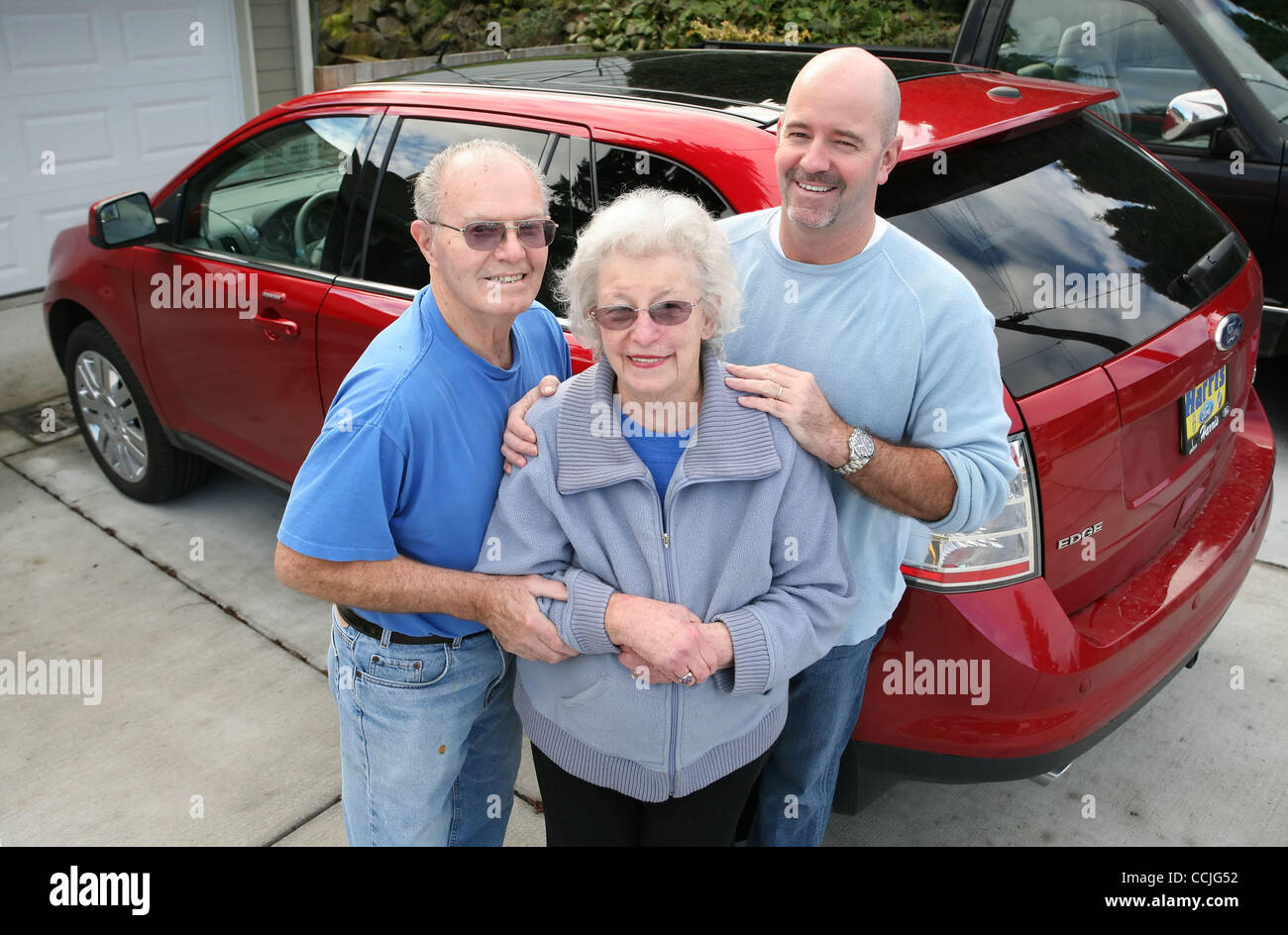 22. Dezember 2010 gerettet - Everett, Washington, USA - Krabbe Boot Skipper JON FORSYTHE seine Eltern von einer wässrigen Grab, Sekunden bevor ihre van in 20 Fuß Wasser aus den Docks in Everett, Washington sank. Jons Vater hatte einen falschen Weg eingeschlagen und eine Bootsrampe in den eisigen Gewässern unwissentlich getrieben Stockfoto