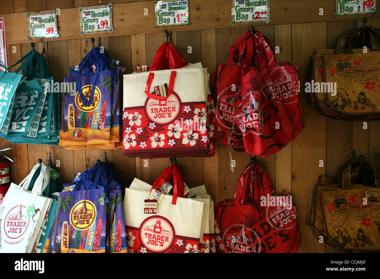 12. Dezember 2010 - Crystal Cove, Kalifornien, US - wiederverwendbaren Taschen zum Verkauf bei Trader Joe's in Crystal Cove. Das vorgeschlagene Oregon Verbot von Plastiktüten gewinnt Unterstützung am Staat hören. Oregon-Lebensmittelhändler und Umweltgruppen bereits stehen Schlange, um eine vorgeschlagene landesweite Verbot von Einweg-Kunststoff-Che zu unterstützen Stockfoto