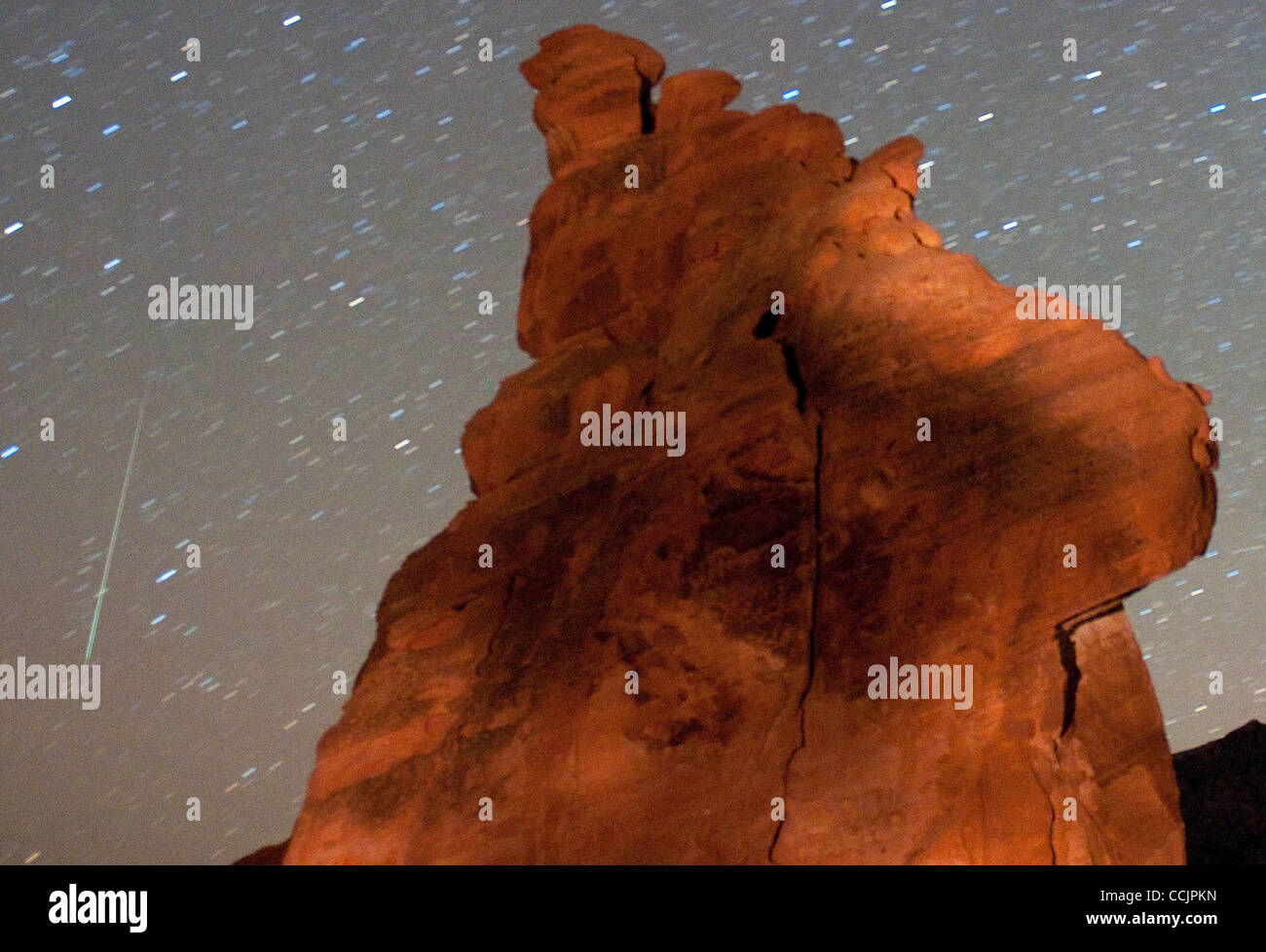 14. Dezember 2010 - VALLEY OF FIRE Nevada PARK, NV -, USA - rock A Geminid Meteor Streifen von einem von den Gipfeln der sieben Schwestern Bildung frühen 14. Dezember 2010 im Valley of Fire State Park in Nevada. Der Meteor-Anzeige, Geminid Meteorschauer genannt, weil es scheint, die strahlenförmig von der c Stockfoto