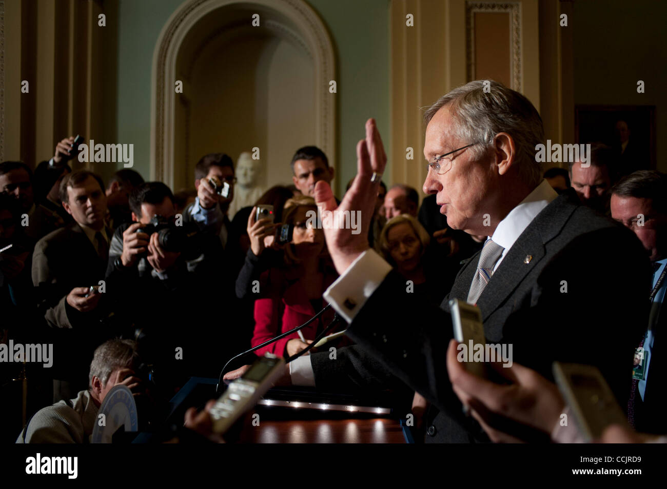 14. Dezember 2010 spricht - Washington, District Of Columbia, USA - Senate Majority Leader HARRY REID (D -NV) zu den Medien nach der Demokrat Caucus Mittagessen am Dienstag. Reid sagt, dass er plant, den START-Vertrag und die anhaltenden Auflösung zur Finanzierung von der Bundesregierung auf den Boden Wedne bringen Stockfoto