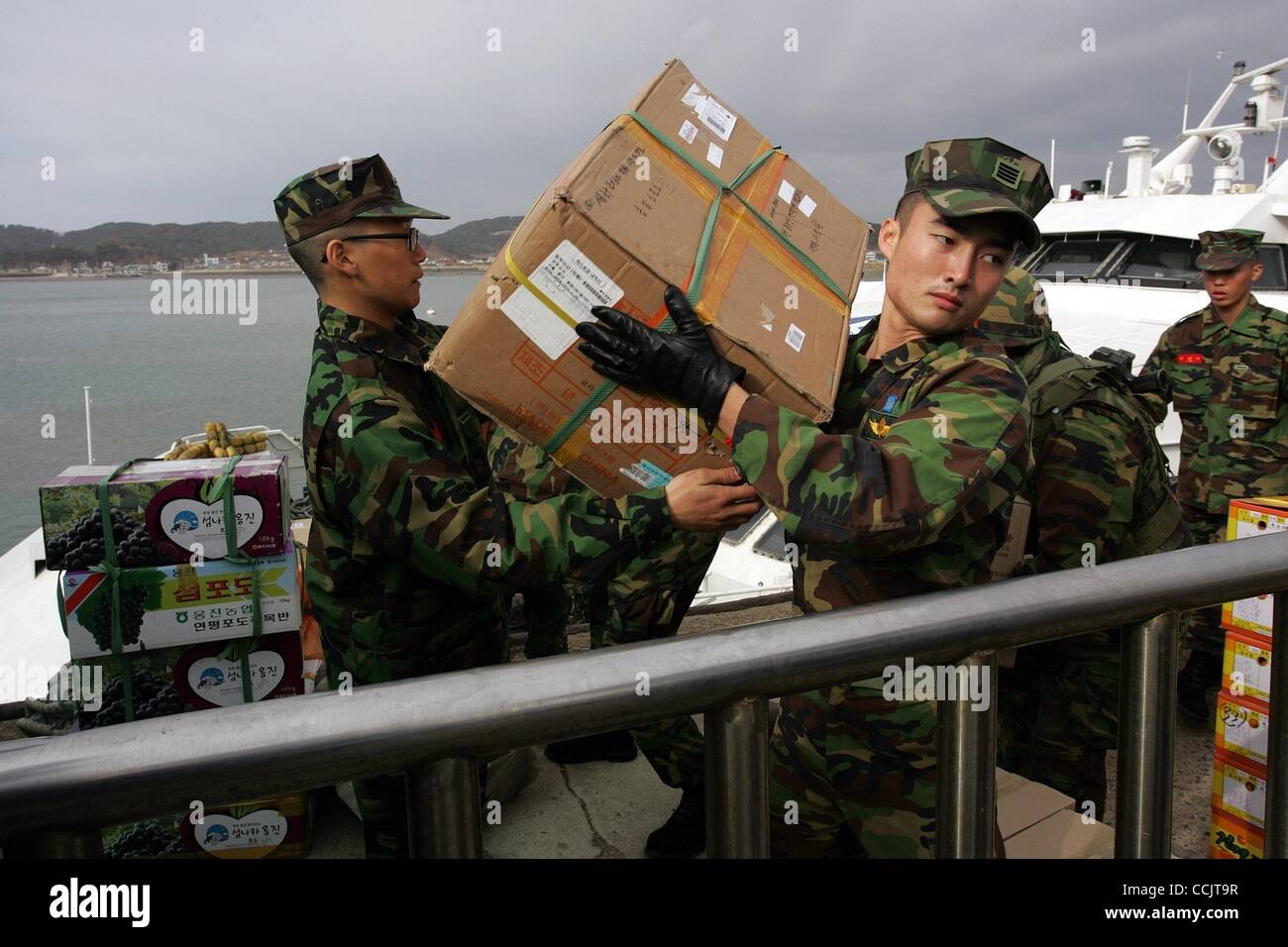 4. Dezember 2010 entladen - Yeonpyeong Island, Südkorea - südkoreanischen Marines Notdurft von einem Boot im Hafen. Dutzende von Artillerie-Granaten abgefeuert durch Nordkorea schlug die Insel am 23. November, Truppen die vier Tote und weitere verletzte und Rückkehr Feuer von südkoreanischen aufgefordert. (Credit Stockfoto