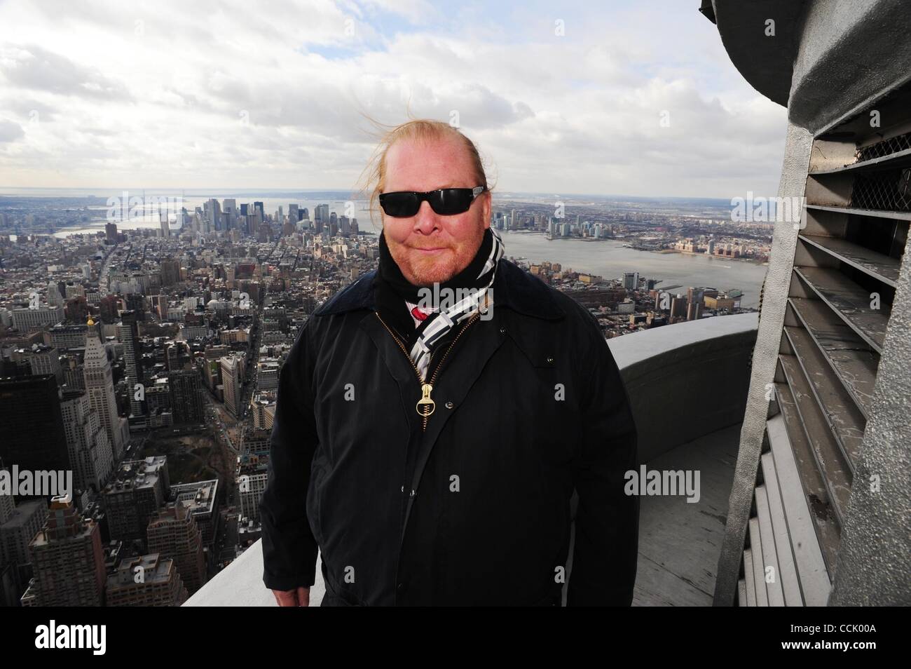 7. Dezember 2010 - Manhattan, New York, US - MARIO BATALI im 103. Stock Paprapet. Stanley Tucci und Mario Batali Licht und das Empire State Building zu Ehren der Food Bank für New York City und Hunger Bewusstsein orange-Tour. (Bild Kredit: Bryan Smith/ZUMAPRESS.com ©) Stockfoto