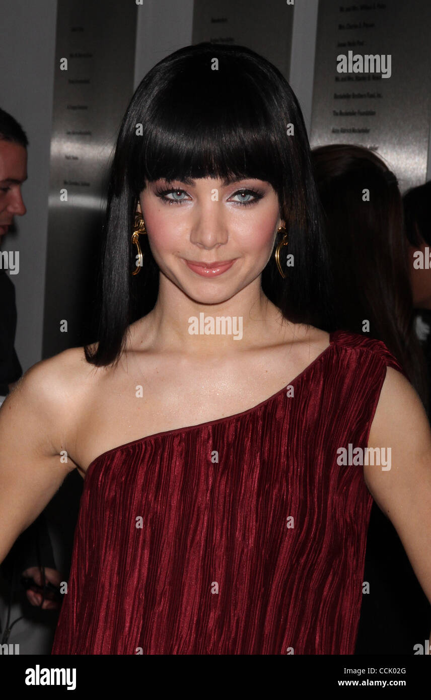 7. Dezember 2010 - New York, NY, USA - Ksenia Solo bei der "Blue Valentine" MOMA-Vorführung (Kredit-Bild: © Dan Herrick/ZUMAPRESS.com) Stockfoto