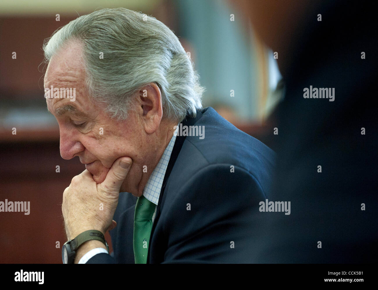 30. November 2010 - hört zu Washington, District Of Columbia, USA - Senatoren TOM HARKIN (D -IA), als Mike Enzi (R -WY) sprechen über die Lebensmittelsicherheit Rechnung, die der Senat am Dienstag vor der Presse. (Bild Kredit: Pete Marovich/ZUMAPRESS.com ©) Stockfoto