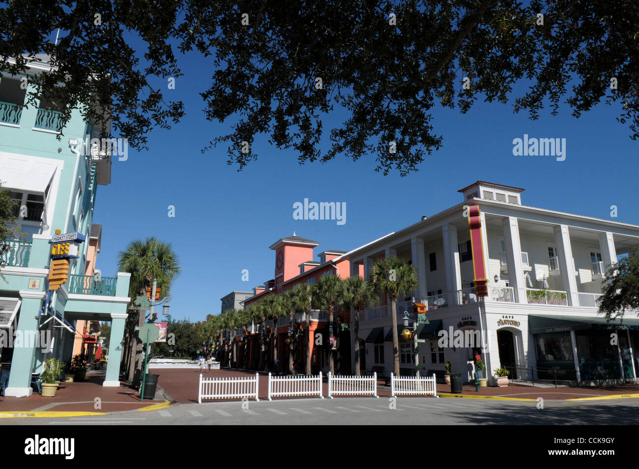 3. Dezember 2010 - Celebration, Florida, US - Geschäfte und Restaurants säumen die Innenstadt Distrikt Celebration, Florida, Freitag, 3. Dezember 2010. Dieser Idyliic Stadt, die Disney im Jahr 1996 gebaut hat durch seinen ersten Mord erschüttert die irgendwann über das Thanksgiving-Wochenende nur auf der Straße passiert. Som Stockfoto