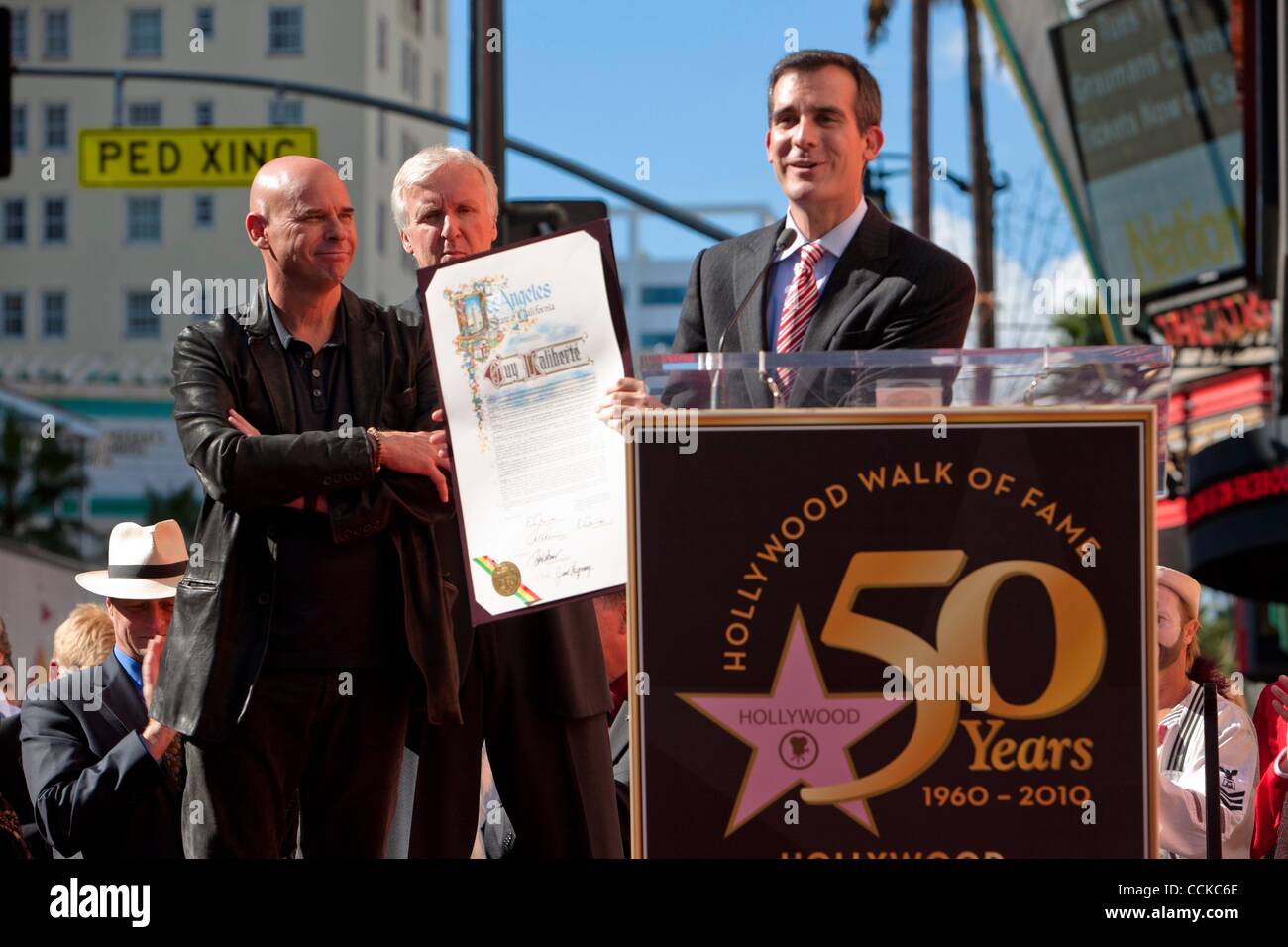 22. November 2010 - Hollywood, Kalifornien - Los Angeles Cty Stadtrat ERIC GARCETTI Hände eine Auszeichnung zu Cirque du Soleil Schöpfer GUY LALIBERTE. LaLiberte erhält seinen Stern auf dem Hollywood Walk of Fame. Freund JAMES CAMERON, Center, besucht die Zeremonie. (Kredit-Bild: © Alex Pitt/ZUMApress.com) Stockfoto