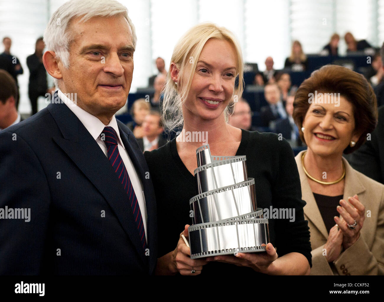 24. November 2010 - Straßburg, Elsass, Frankreich - Feo Aladag, österreichischer Regisseur und Drehbuchautor ist Reciving den LUX-Preis für den Film Die Fremde vom Präsidenten des Europäischen Parlaments Jerzy Buzek (L) und EU-Kommissarin für Bildung, Kultur, Mehrsprachigkeit und Youth Androulla Vassiliou (R) während der Zeremonie ein Stockfoto