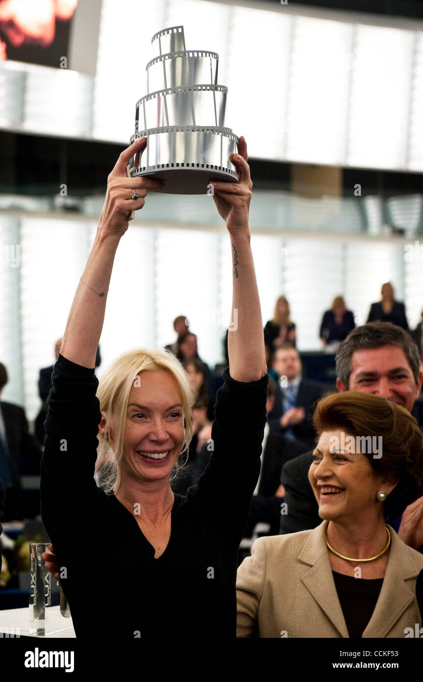 24. November 2010 ist - Straßburg, Elsass, Frankreich - Feo Aladag, österreichischer Filmregisseur und Drehbuchautor Reciving den LUX-Preis für den Film Die Fremde Form EU-Kommissarin für Bildung, Kultur, Mehrsprachigkeit und Youth Androulla Vassiliou (R) während der Zeremonie im Europäischen Parlament in Straßburg, Frankreich Stockfoto