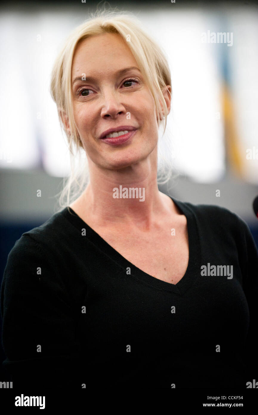 24. November 2010 - Straßburg, Elsass, Frankreich - Feo Aladag, österreichischer Regisseur und Drehbuchautor ist Reciving den LUX-Preis für den Film Die Fremde während der Zeremonie im Europäischen Parlament in Straßburg am 2010-11-24 von Wiktor Dabkowski (Credit-Bild: © Wiktor Dabkowski/ZUMAPRESS.com) Stockfoto