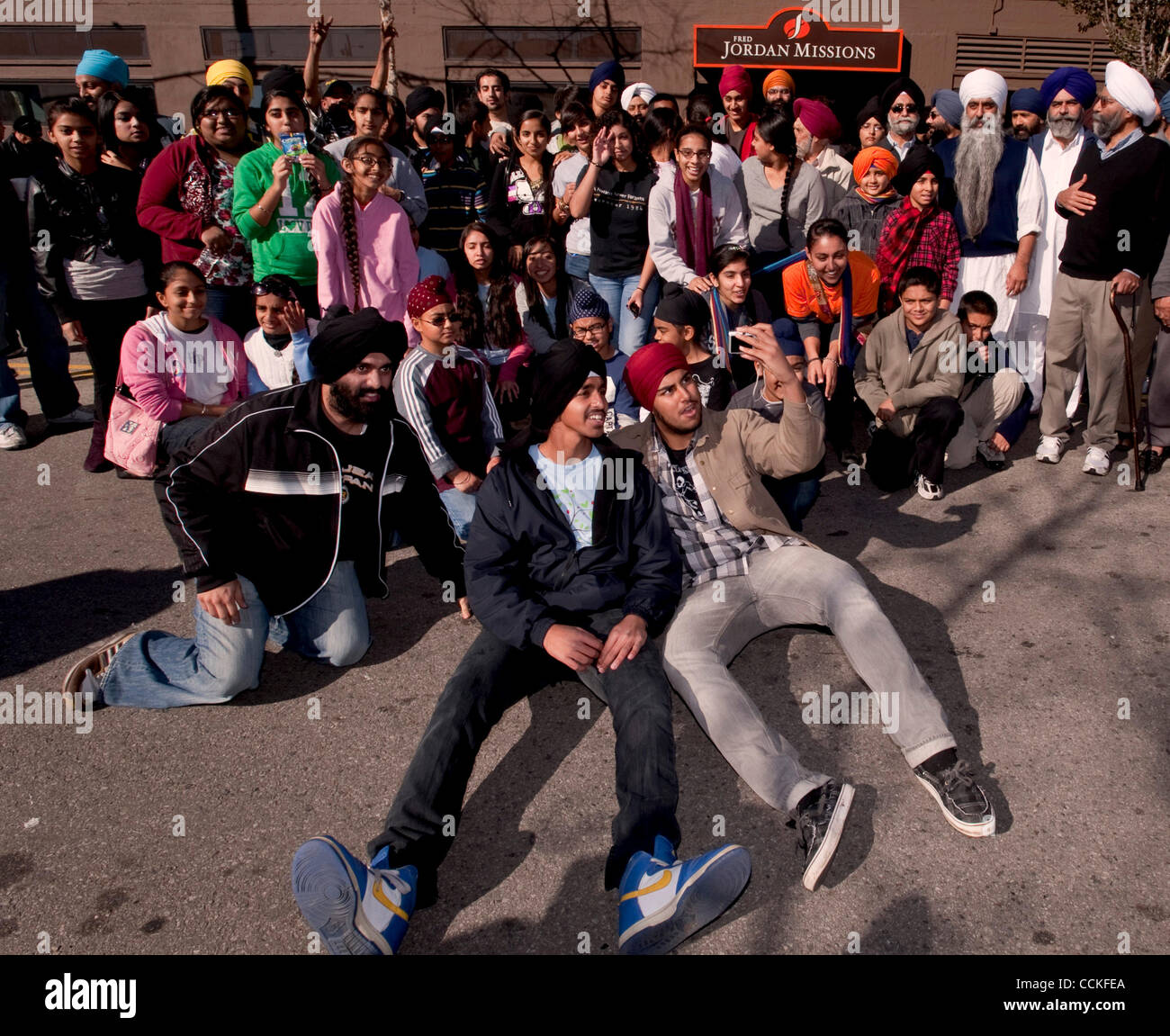 25. November 2010 darstellen - Los Angeles, Kalifornien, USA - Freiwillige aus der Sikh-Gemeinde für ein Gruppenfoto auf dem Fred Jordan Mission 67. jährlichen Thanksgiving-Dinner für 2.400 Arme und obdachlose Kinder, Frauen und Männer auf Skid Row. Stockfoto