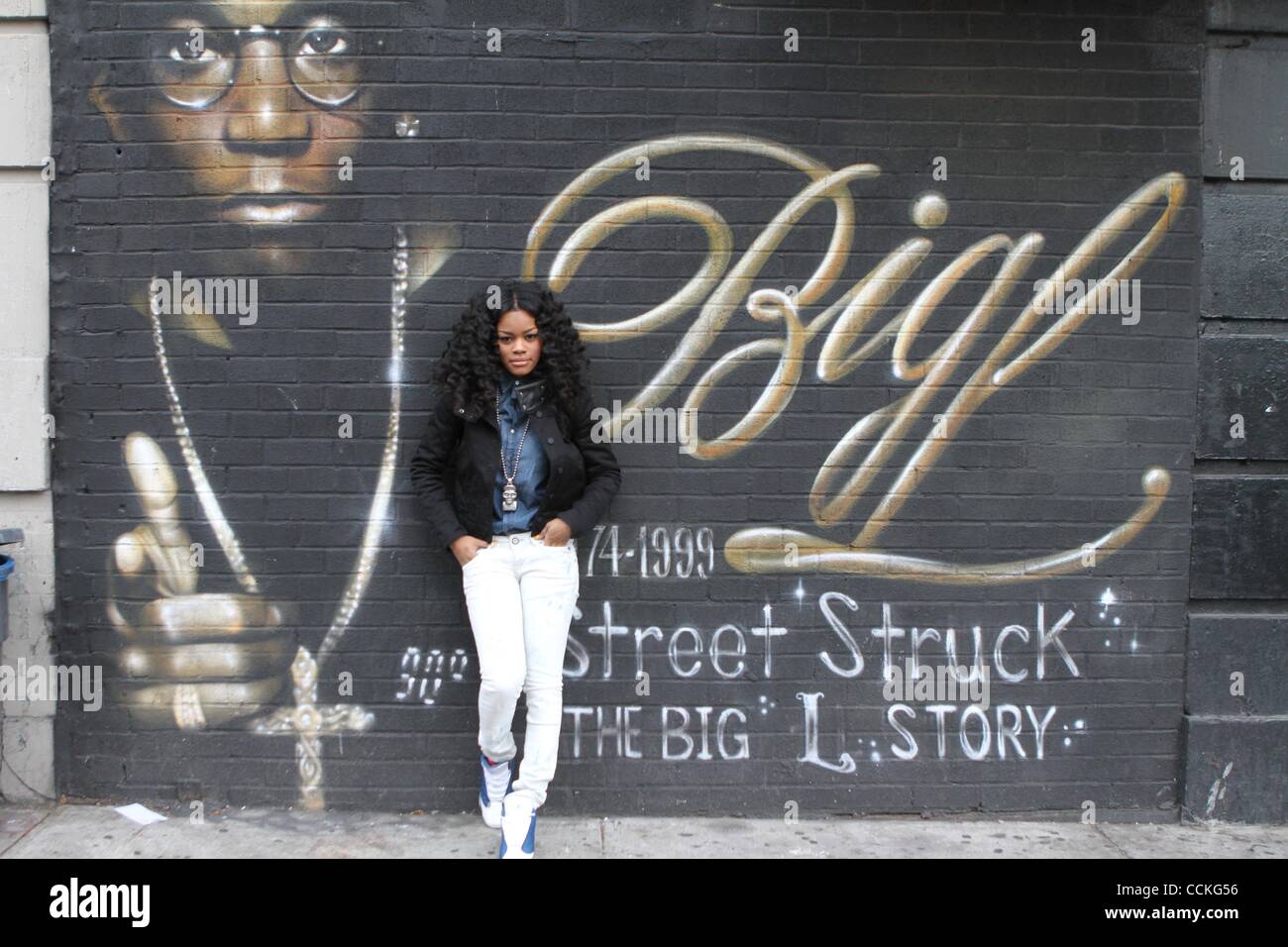 26. November 2010 wird an der Ecke von West 140th.St. und Lenox Avenue in Harlem - Manhattan, New York, USA - Hip-Hop-Sänger TEYANA TAYLOR fotografiert. (Bild Kredit: Mariela Lombard/ZUMApress.com ©) Stockfoto