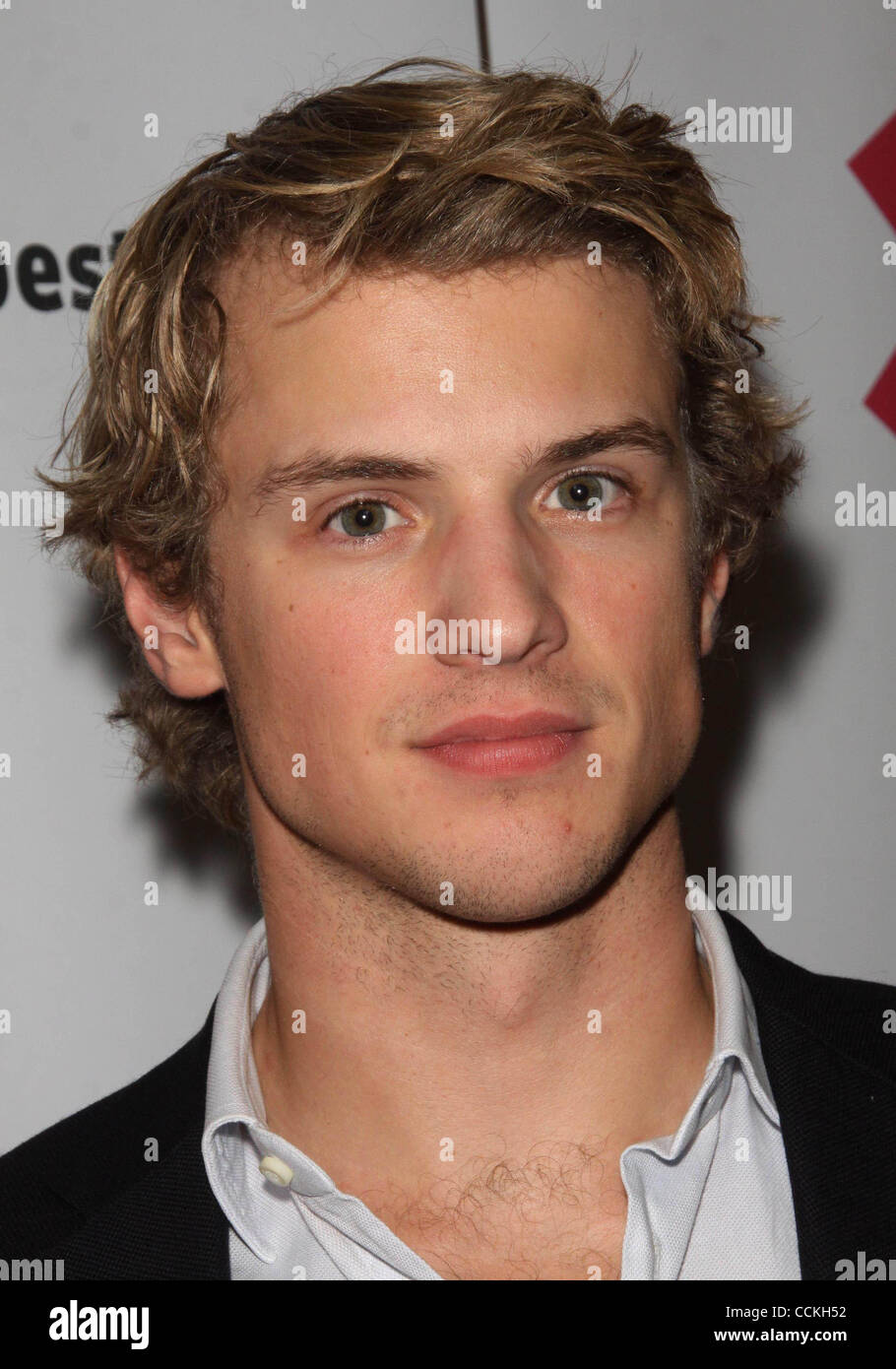 27. November 2010 statt - Los Angeles, Kalifornien, USA - Freddie Stroma.Opening Night '' Cinderella '' in The El Portal Theater, North Hollywood, CA. 27.11.2010. 2010.K66864TL (Kredit-Bild: © TLeopold/Globe Photos/ZUMAPRESS.com) Stockfoto