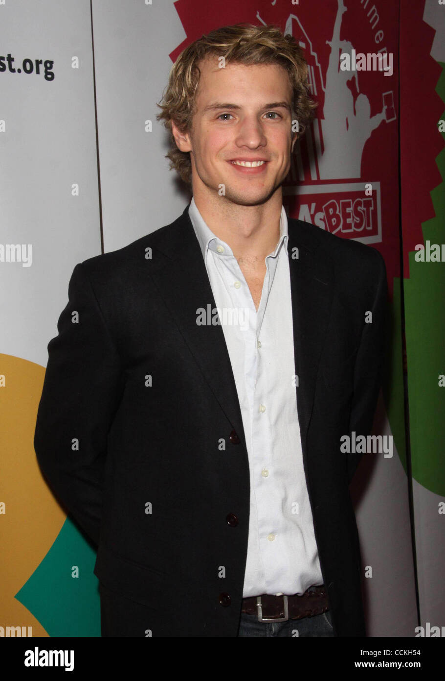 27. November 2010 statt - Los Angeles, Kalifornien, USA - Freddie Stroma.Opening Night '' Cinderella '' in The El Portal Theater, North Hollywood, CA. 27.11.2010. 2010.K66864TL (Kredit-Bild: © TLeopold/Globe Photos/ZUMAPRESS.com) Stockfoto