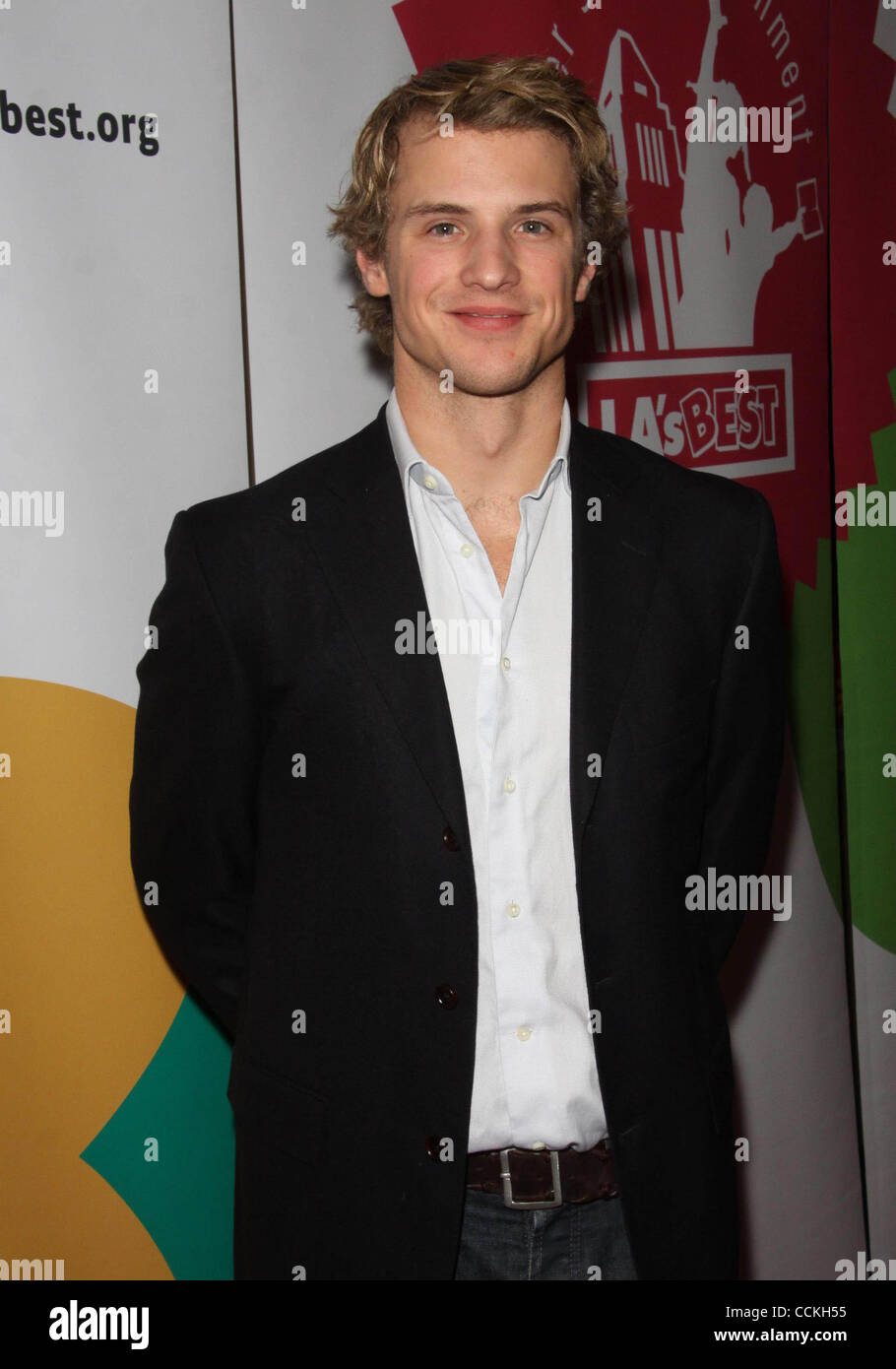27. November 2010 statt - Los Angeles, Kalifornien, USA - Freddie Stroma.Opening Night '' Cinderella '' in The El Portal Theater, North Hollywood, CA. 27.11.2010. 2010.K66864TL (Kredit-Bild: © TLeopold/Globe Photos/ZUMAPRESS.com) Stockfoto