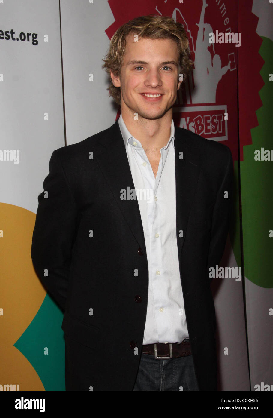 27. November 2010 statt - Los Angeles, Kalifornien, USA - Freddie Stroma.Opening Night '' Cinderella '' in The El Portal Theater, North Hollywood, CA. 27.11.2010. 2010.K66864TL (Kredit-Bild: © TLeopold/Globe Photos/ZUMAPRESS.com) Stockfoto