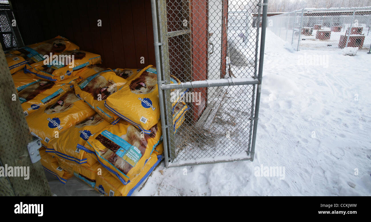 16. November 2010 - Fairbanks, AK, Vereinigte Staaten - Eric Engman/News-Miner.Yukon-Quest und Iditarod mushing Champion Lance Mackey 2.000 Pfund von Hundefutter spendete, gesehen hier eingelagert, bis Fairbanks North Star Borough Animal Shelter Dienstagmorgen, 16. November 2010. "Es wird eine große Hilfe sein,'' Obdach verwalten Stockfoto